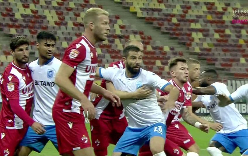 Fanii lui Dinamo au fost legitimați de jandarmi înaintea partidei cu CS Universitatea Craiova, de astăzi, ora 21:30.
