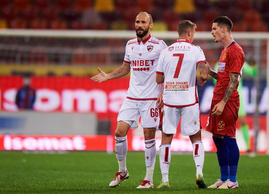 Meciul trecut, cu FCSB, DDB apărea pe spatele tricourilor DINAMO - CRAIOVA. „Câinii” au folosit noul echipament: suporterii, eliminați de pe tricouri!