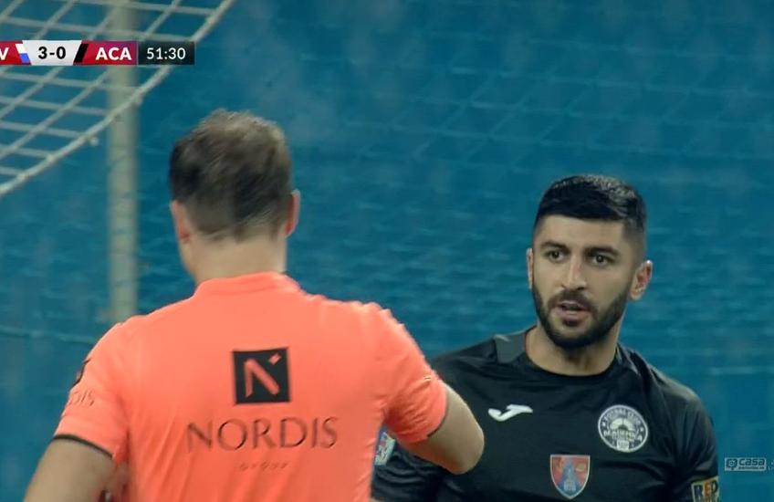 Florin Achim (30 de ani), fundașul celor de la Academica Clinceni, a comis un henț inexplicabil în careu, la scorul de 0-3 în meciul cu CS Universitatea Craiova.