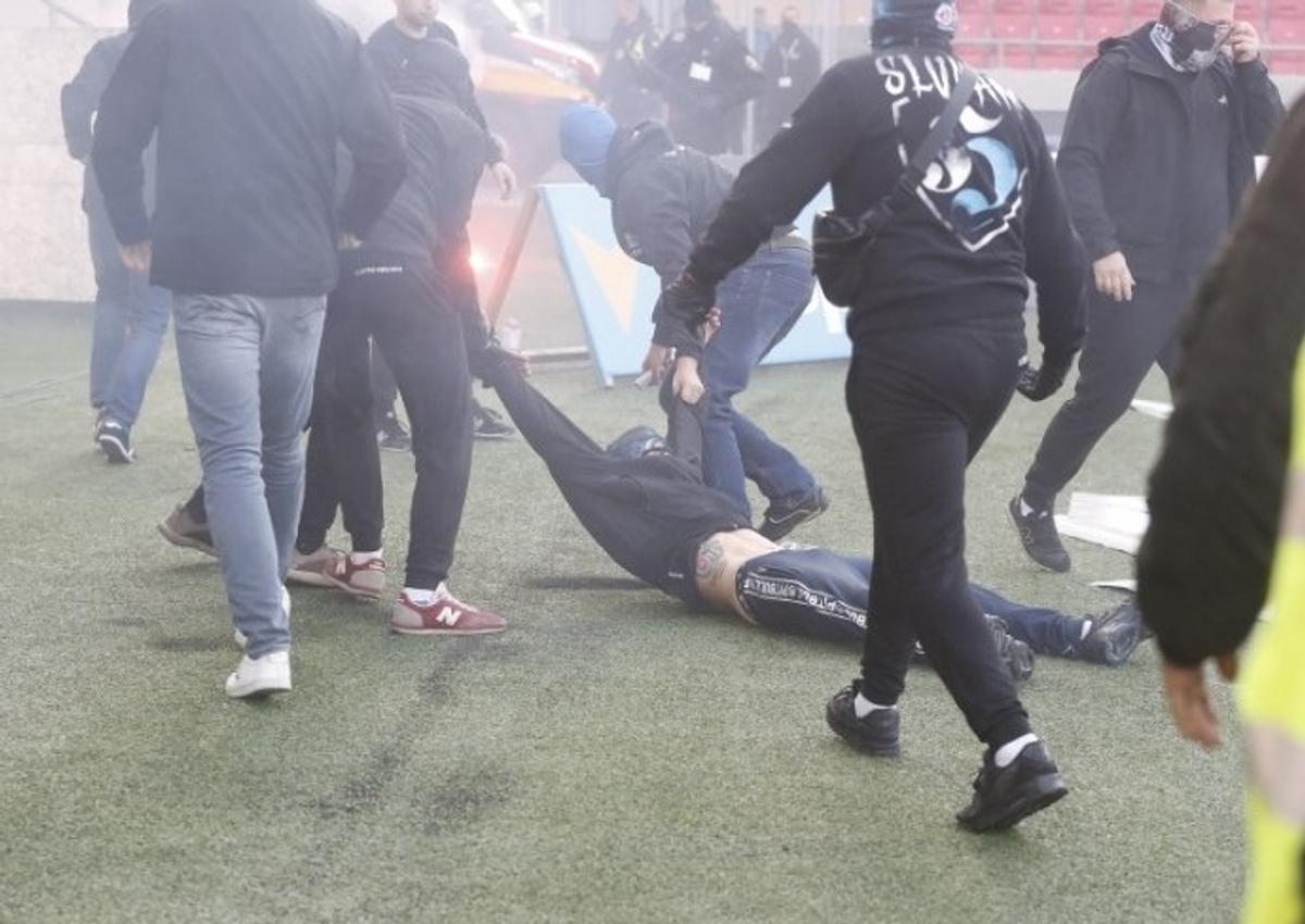 Violență extremă la derbyul Slovaciei » Ultrașii de la Spartak Trnava și Slovan Liberec, bătaie oribilă pe teren