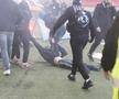Violență extremă la derby-ul Slovaciei » Ultrașii s-au bătut cu sălbăticie! Loviți până n-au mai mișcat!