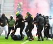 Violență extremă la derby-ul Slovaciei » Ultrașii s-au bătut cu sălbăticie! Loviți până n-au mai mișcat!