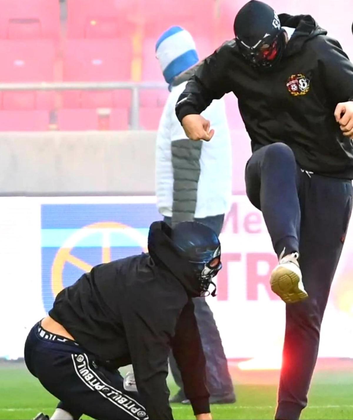 Violență extremă la derbyul Slovaciei » Ultrașii de la Spartak Trnava și Slovan Liberec, bătaie oribilă pe teren