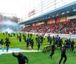 Violență extremă la derby-ul Slovaciei » Ultrașii s-au bătut cu sălbăticie! Loviți până n-au mai mișcat!