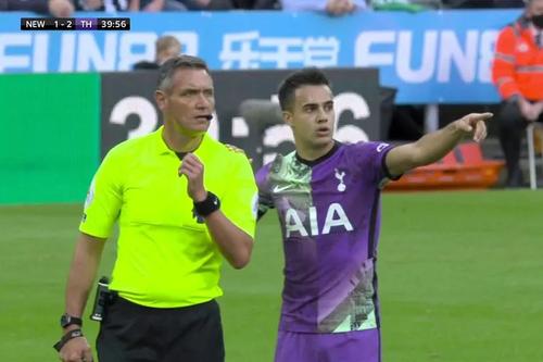 Reguilon îl anunță pe arbitru despre infarctul din tribune.