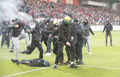 Violență extremă la derby-ul Slovaciei » Ultrașii s-au bătut cu sălbăticie! Loviți până n-au mai mișcat!