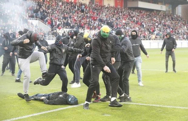 Violență extremă la derby-ul Slovaciei » Ultrașii s-au bătut cu sălbăticie! Loviți până n-au mai mișcat!