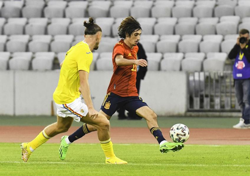Bryan Gil, atacantul lui Tottenham, în duel cu Radu Drăgușin / FOTO: imago