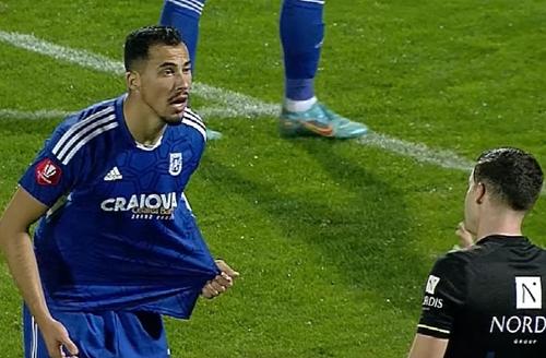 Prima repriză a meciului Dinamo - FCU Craiova, din grupa A a Cupei României, s-a încheiat cu două complicate pentru arbitrul Bogdan Dumitrache.