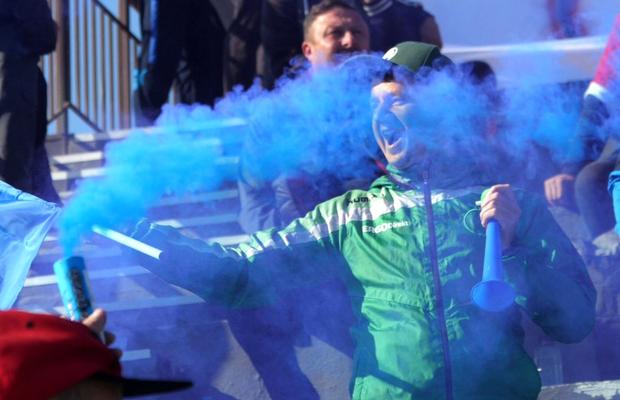 Show cu torțe și fumigene la Ariceștii Rahtivani - Prahova Nedelea + Mici, bere și o rivalitate incredibilă pe doi kilometri: „Cum să ținem cu Steaua sau cu Dinamo?”