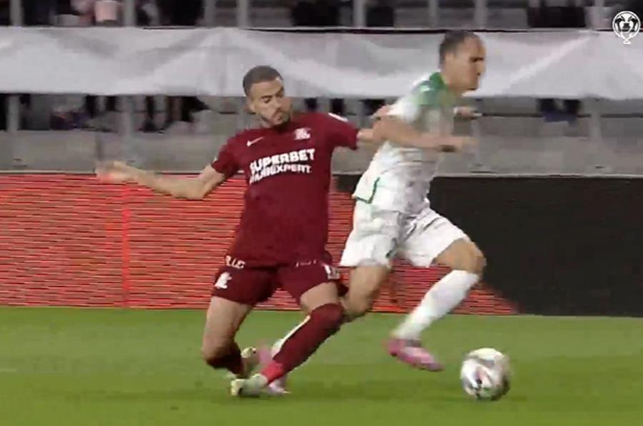 Dussaut îi prinde piciorul drept lui Martinov, care este astfel doborât // foto: captură DigiSport Decizie de neînțeles în Dumbrăvița - Rapid » Divizionara secundă nu a primit un penalty clar și a luat gol imediat! Giuleștenii recunosc: „A fost, vreți să vă mint?!”