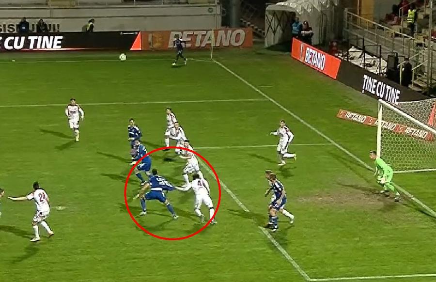 FOTO: Bena îl trage evident pe Duarte Două faze controversate în finalul reprizei la Dinamo - FCU Craiova » Penalty clar nedat și posibil gol nevalidat