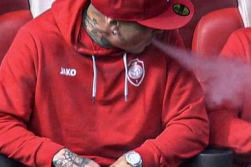 Radja Nainggolan a fost surprins vapând o țigară electronică pe bancă, chiar înainte de meciul cu Standard Liege, pierdut cu 0-3