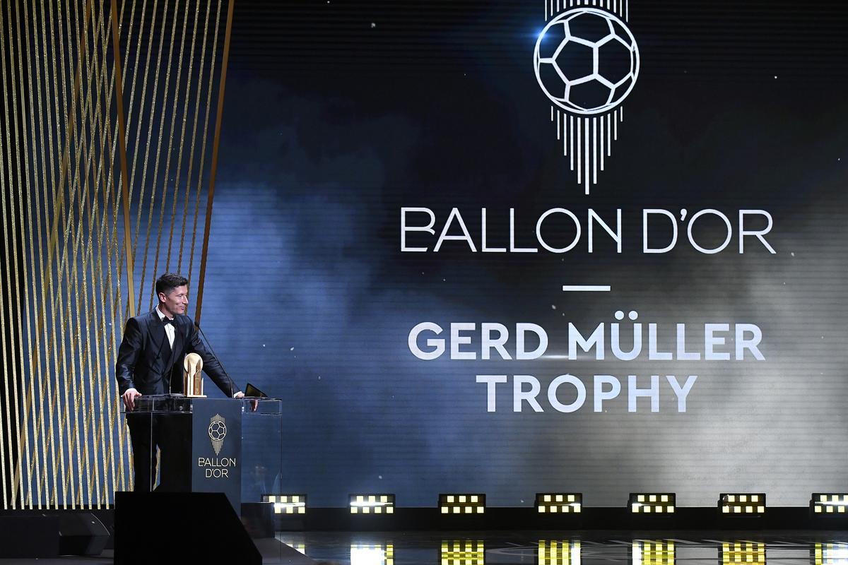 Robert Lewandowski a uimit pe toată lumea la gala Balonului de Aur! Cât costă ceasul purtat de superstarul Barcelonei: „Îl iau și eu la nunta mea”