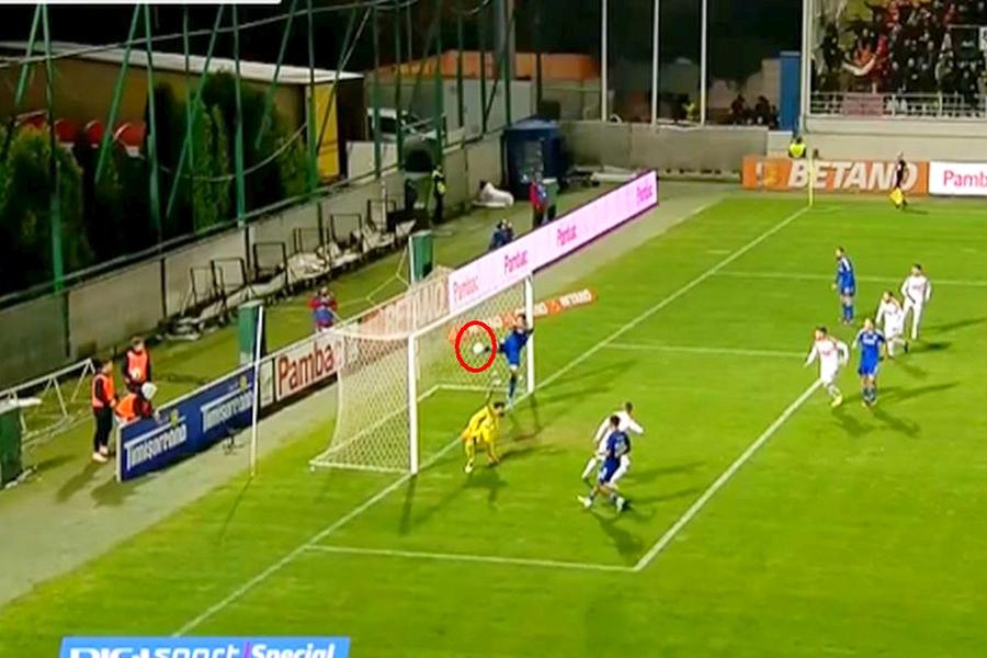 FOTO: Captură TV @Digi Sport 1 Două faze controversate în finalul reprizei la Dinamo - FCU Craiova » Penalty clar nedat și posibil gol nevalidat