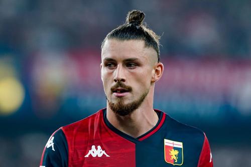 Radu Drăgușin, în tricoul italienilor de la Genoa. 
Foto: Imago