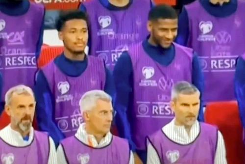 Jean-Clair Todibo, surprins râzând în timpul unui minut de reculegere. 
Foto: Twitter