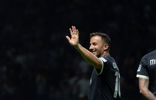 Tribut pentru Del Piero » Ce artist i-a purtat tricoul în timpul unui concert din SUA