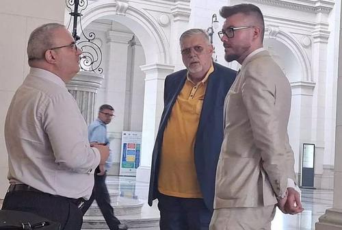 Gino Iorgulescu, flancat de avocații Florin Durgheu (stânga) și Virgil Boglea (dreapta)