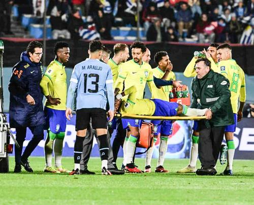 Neymar pe targă în Uruguay - Brazilia 2-0, foto: Imago
