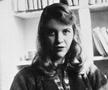 „Înotam, iar bătăile inimii răsunau ca un motor surd: eu sunt, eu sunt, eu sunt” » Povestea răscolitoare a scriitoarei Sylvia Plath și a singurului ei sprijin într-o luptă teribilă: „Abia îmi țin capul deasupra apei”