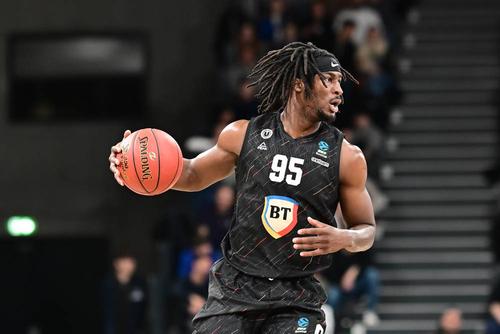 Adam Mokoka, în echipamentul campioanei României/Foto: Imago Images