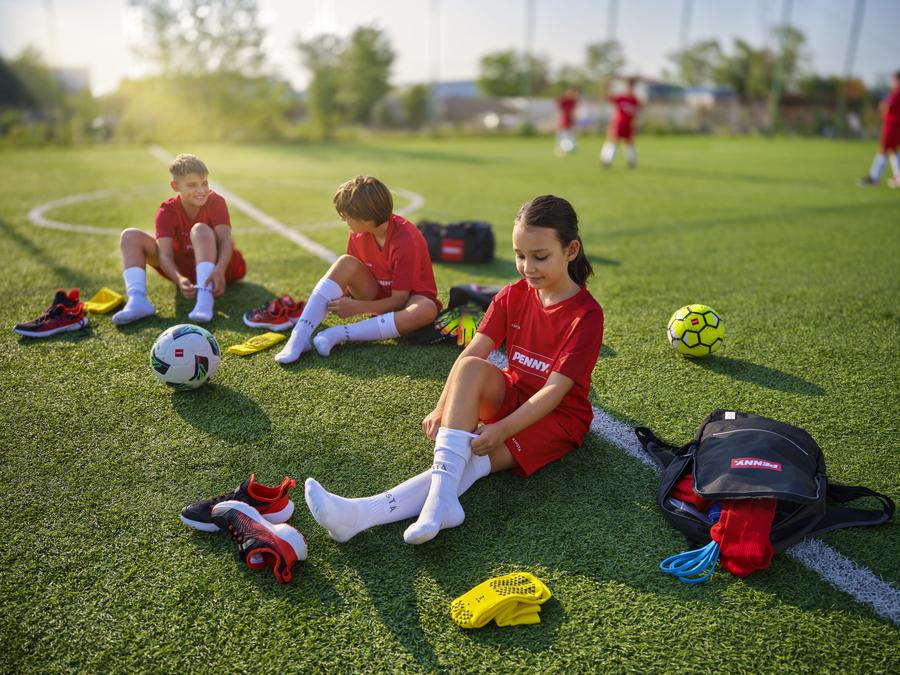 Peste 1.000 de cluburi înscrise în programul Liga Punctelor PENNY – Ediția a doua 1,55 milioane de puncte folosite pentru echiparea tinerilor fotbaliști