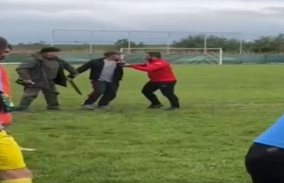 Scene incredibile la un meci din România » Un spectator a intrat pe teren și a amenințat arbitrii cu o macetă