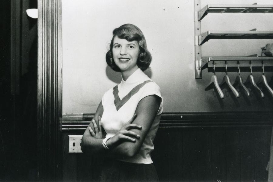 Cunoscută mai ales pentru poeziile sale tulburătoare, pline de anxietate și luptă interioară, nu multă lume știe pasiunea și legătura pe care Sylvia Plath le-a construit în jurul unei alte arte, sportul. „Înotam, iar bătăile inimii răsunau ca un motor surd: eu sunt, eu sunt, eu sunt” » Povestea răscolitoare a scriitoarei Sylvia Plath și a singurului ei sprijin într-o luptă teribilă: „Abia îmi țin capul deasupra apei”