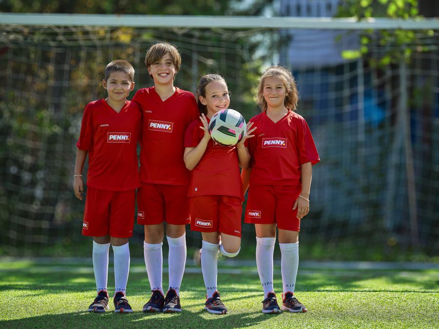 Peste 1.000 de cluburi înscrise în programul Liga Punctelor PENNY – Ediția a doua 1,55 milioane de puncte folosite pentru echiparea tinerilor fotbaliști