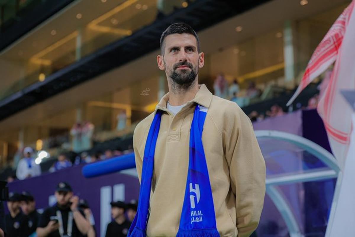 Novak Djokovic, premiat de clubul Al Hilal cu un tricou personalizat