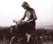 „Înotam, iar bătăile inimii răsunau ca un motor surd: eu sunt, eu sunt, eu sunt” » Povestea răscolitoare a scriitoarei Sylvia Plath și a singurului ei sprijin într-o luptă teribilă: „Abia îmi țin capul deasupra apei”