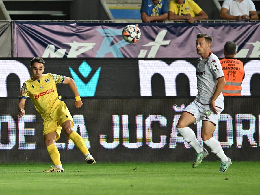 Claudiu Micovschi (dreapta), foto: Imago Images Mircea Rednic vrea un fotbalist de la Rapid: „Cred că și el își dorește!”