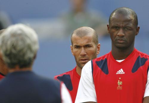 Zinedine Zidane și Patrick Vieira nu l-au ajutat deloc pe selecționerul Raymond Domenech în finala CM 2026 pierdută în fața Italiei / Foto: Imago