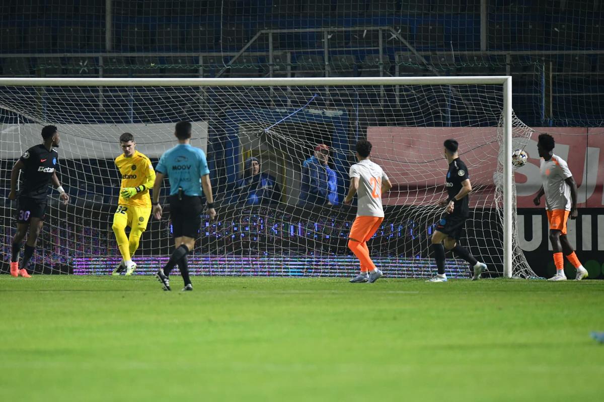 Ce eroare! Gest greu de înțeles la penalty-ul de 0-1 din Metaloglobus - FCSB