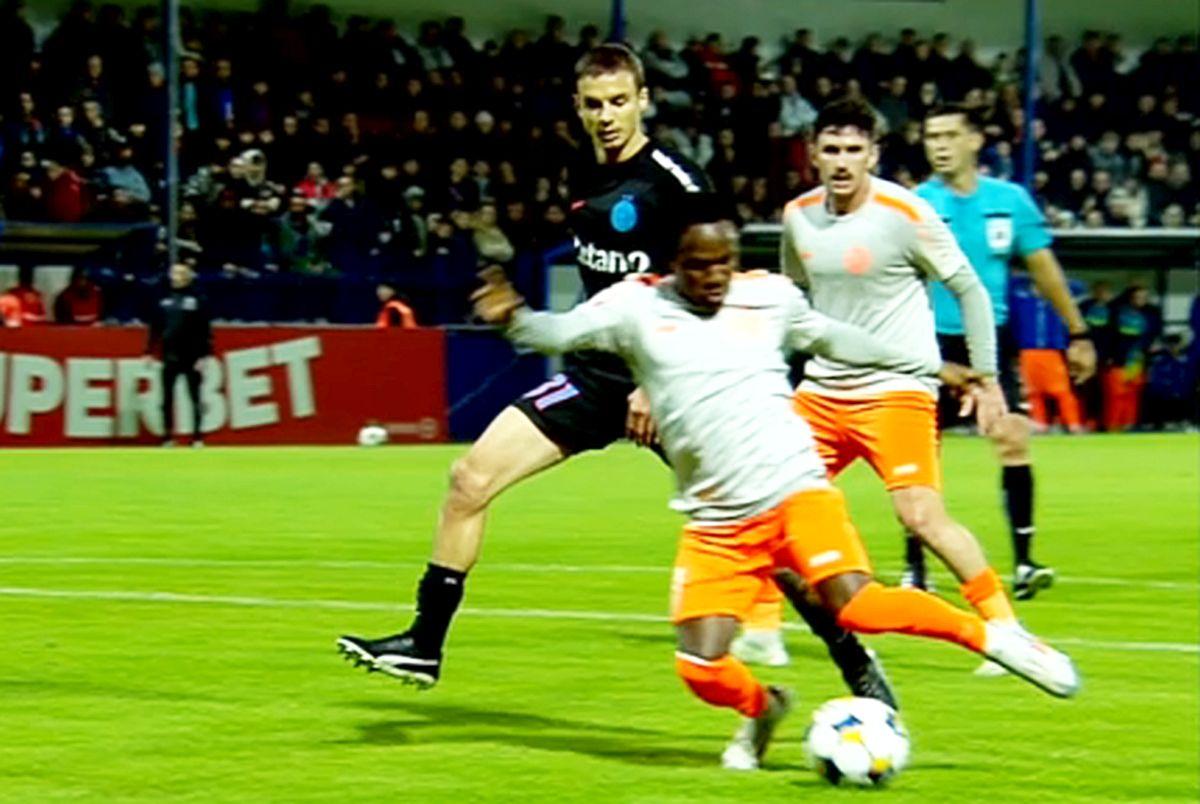 Huiduieli și înjurături în Metaloglobus - FCSB, după ce arbitrul a dat, apoi a anulat un penalty
