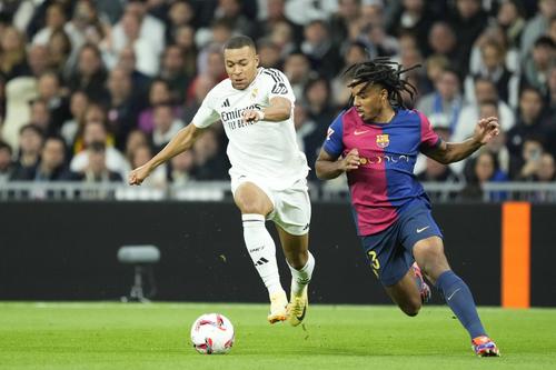 Jules Kounde (dreapta), în duel cu Kylian Mbappe în El Clasico / Foto: Imago