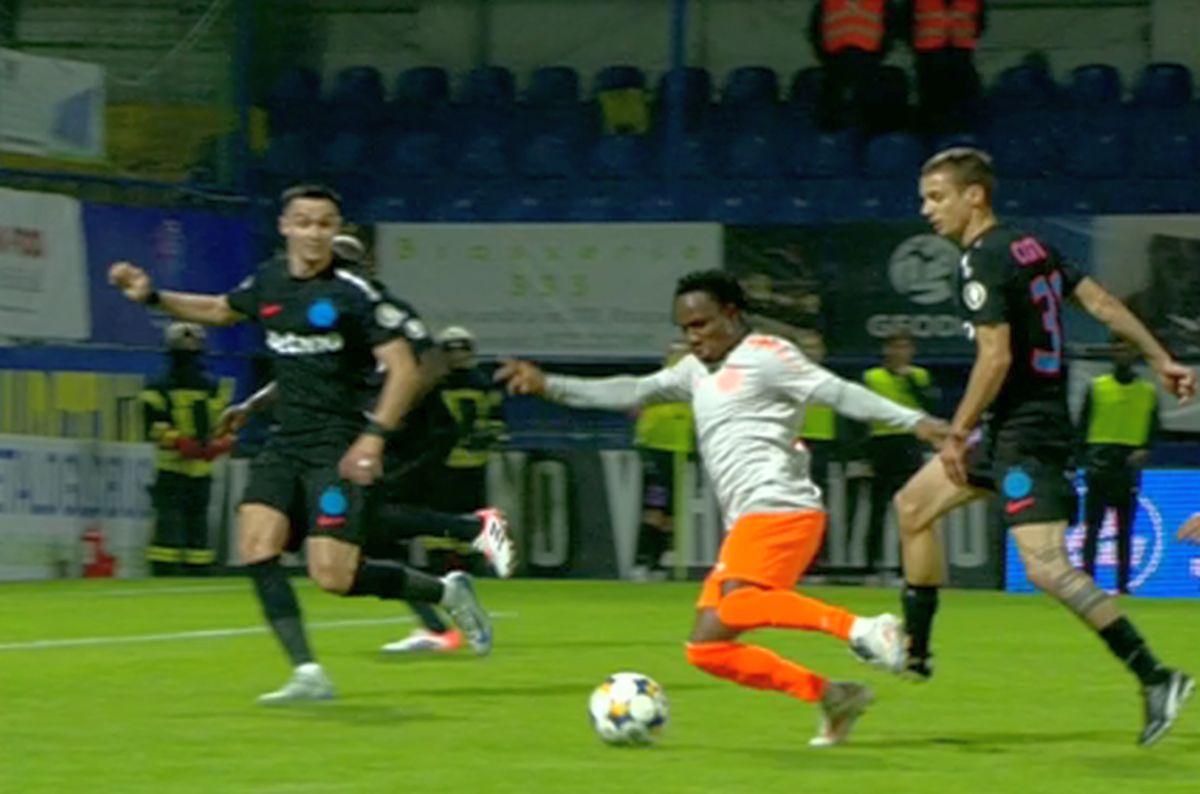 Huiduieli și înjurături în Metaloglobus - FCSB, după ce arbitrul a dat, apoi a anulat un penalty