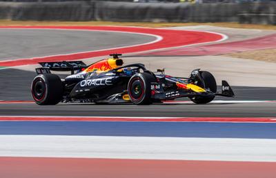 Verstappen a triumfat în sprintul din Austin, Piastri și Norris au abandonat la start