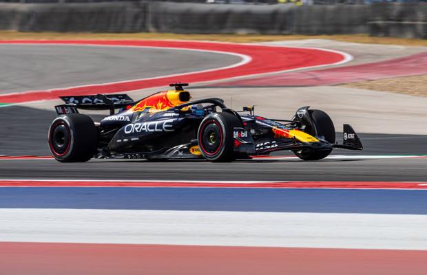 Verstappen a triumfat în sprintul din Austin, Piastri și Norris au abandonat la start