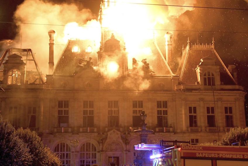 Primăria din Limoges, distrusă de flăcări după 143 de ani de istorie // foto: X