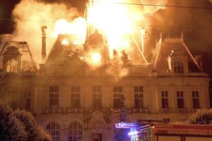 Scene șocante în Franța! Clădirea istorică a rezistat celor două războaie mondiale, dar a fost incendiată de protestatari