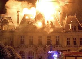 Scene șocante în Franța! Clădirea istorică a rezistat celor două războaie mondiale, dar a fost incendiată de protestatari