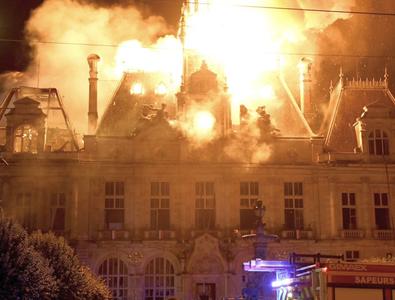 Scene șocante în Franța! Clădirea istorică a rezistat celor două războaie mondiale, dar a fost incendiată de protestatari