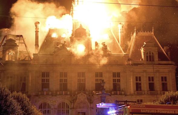 Scene șocante în Franța! Clădirea istorică a rezistat celor două războaie mondiale, dar a fost incendiată de protestatari