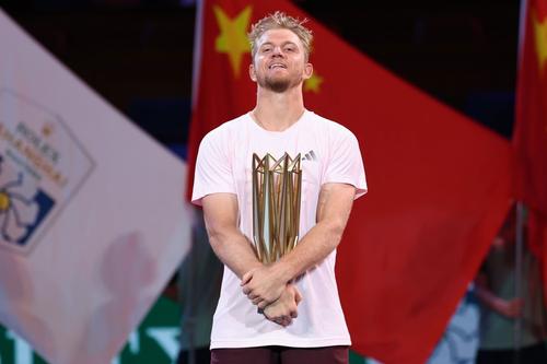 Alejandro Davidovich Fokina cu trofeul de la Shanghai 2026 Foto: Guliver/GettyImages