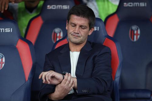 Cristi Chivu numără minutele rămase până la pauză / Foto: Imago