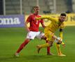 Ianis Hagi (galben) în România U21 - Danemarca U21 1-1
