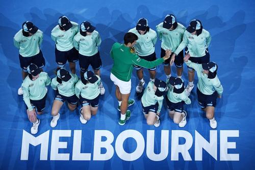 Novak Djokovic și copiii de mingi într-o poză de la festivitatea din acest an FOTO Guliver/GettyImages