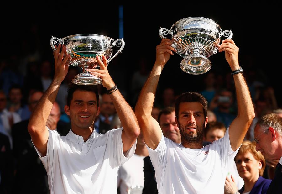Horia Tecău și Jean-Julien Rojer cu trofeele de la Wimbledon FOTO Guliver/GettyImages Horia Tecău: „Nu mi-e dor de tenis, singurul loc unde aș mai juca un meci este Wimbledon